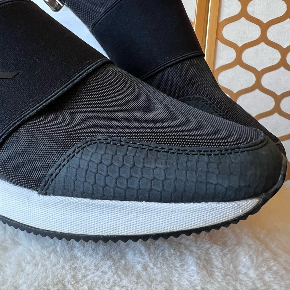 Michael Kors fashion sneakers 9.5 - Picture 3 of 16